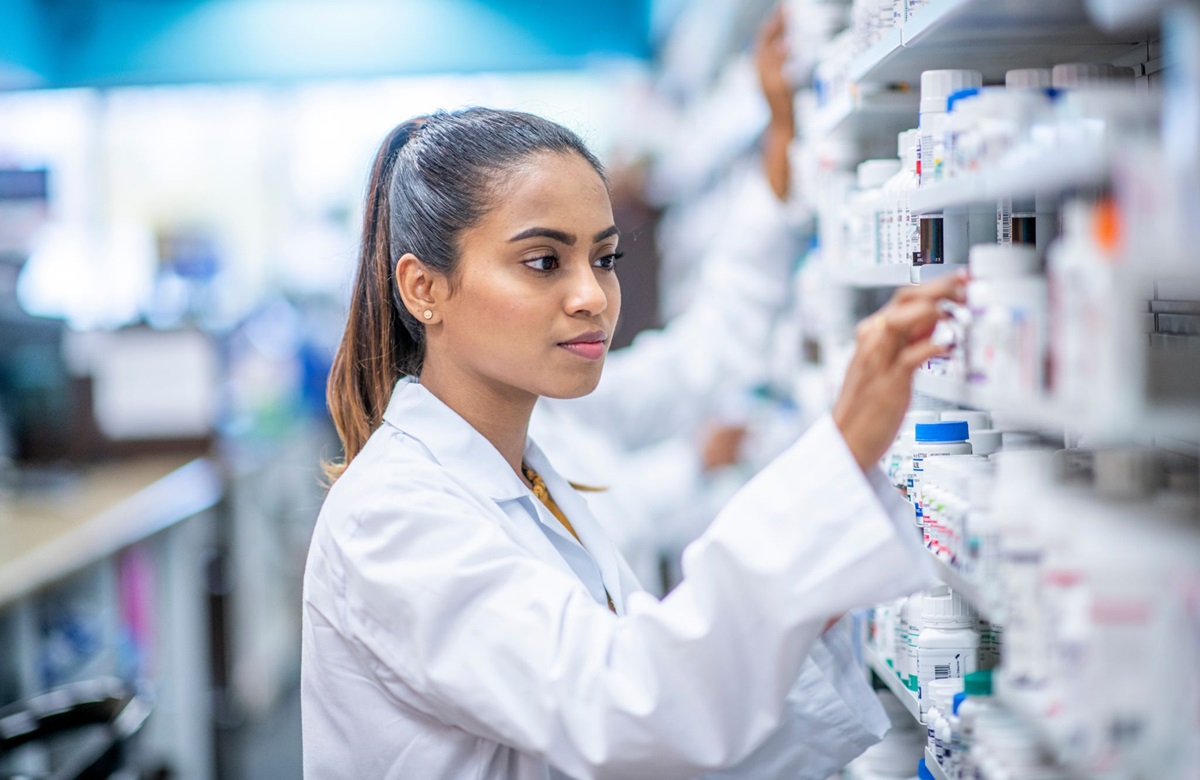 Aptheek vrouw medicijnvoorraad