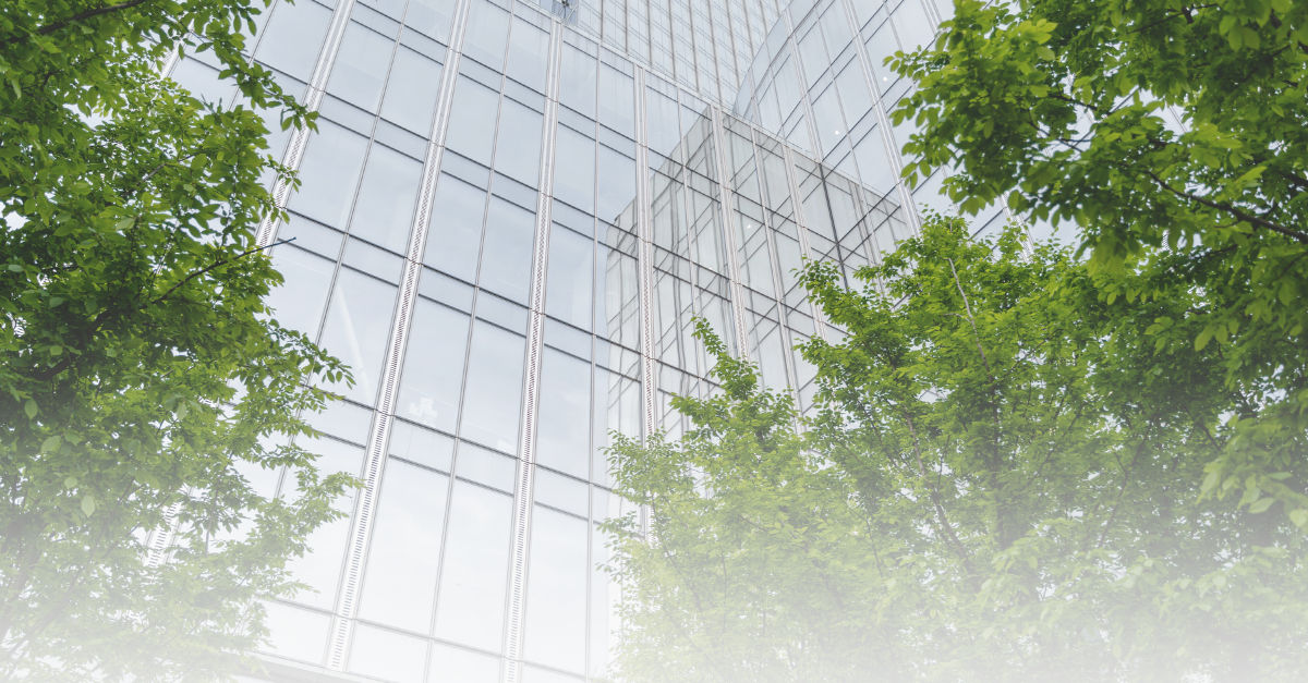 Duurzaam vastgoed Glazen gebouw omringd door groene bomen, duurzaam vastgoed